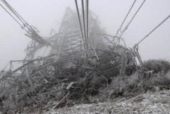 西昌遭遇冰雪考驗(yàn) 電線掛冰拉倒鐵塔