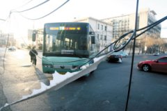 天津城市建設(shè)落后 露天電纜脫落影響交通