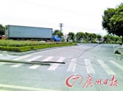 廣州一集裝箱車掛電纜扯倒四線桿 幸無人員傷亡